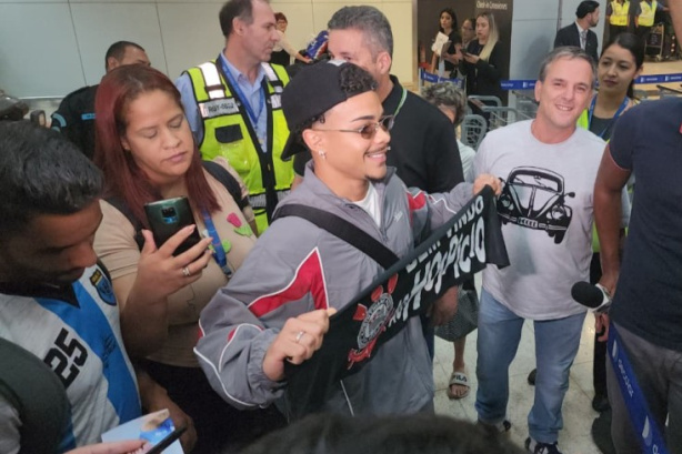Kaio César em seu desembarque no aeroporto de Guarulhos
