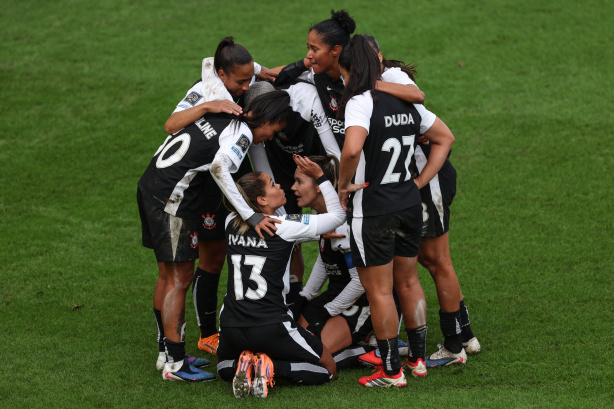 Gabi Zanotti disputa jogada na semifinal do Mundial Feminino contra o Gotham FC