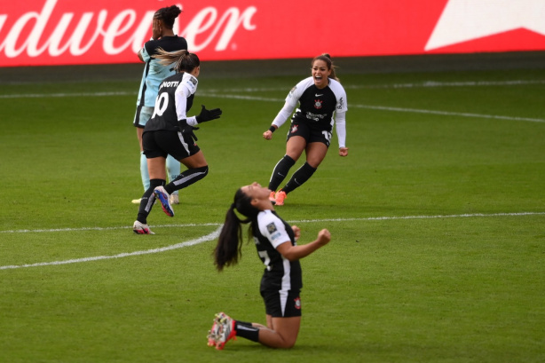 Jogadoras do Corinthians celebram classificação à final da Copa das Campeãs da Fifa