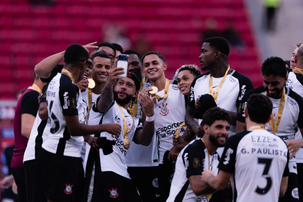 Memphis elogiou a Fiel e seus companheiros de equipe, especialmente Breno Bidon