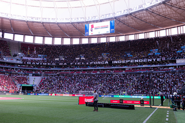 Título do Corinthians na Supercopa rende maior público da história do Mané Garrincha