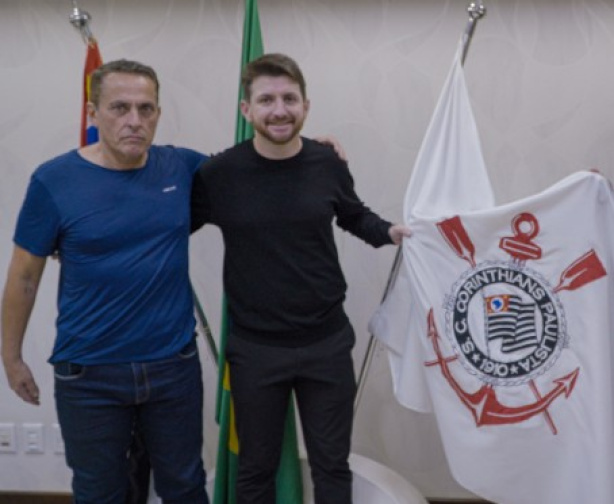 Nenê do Posto (à esquerda, ao lado do técnico William Batista) pediu demissão da base nesta segunda-feira