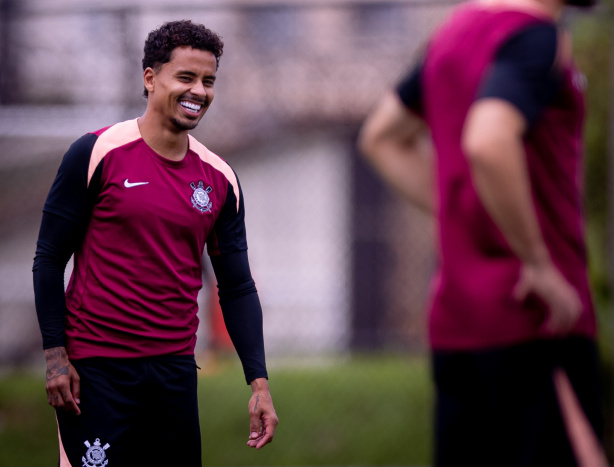 Corinthians oficializa a contratação do volante Allan