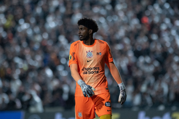 Hugo brilha e Corinthians avança no Paulistão