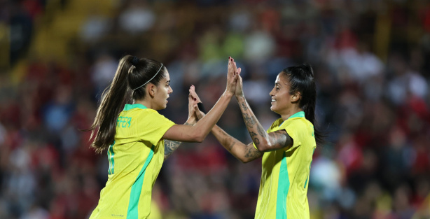 Jaqueline comemora gol de Jheniffer, ex-Corinthians, na goleada sobre a Costa Rica