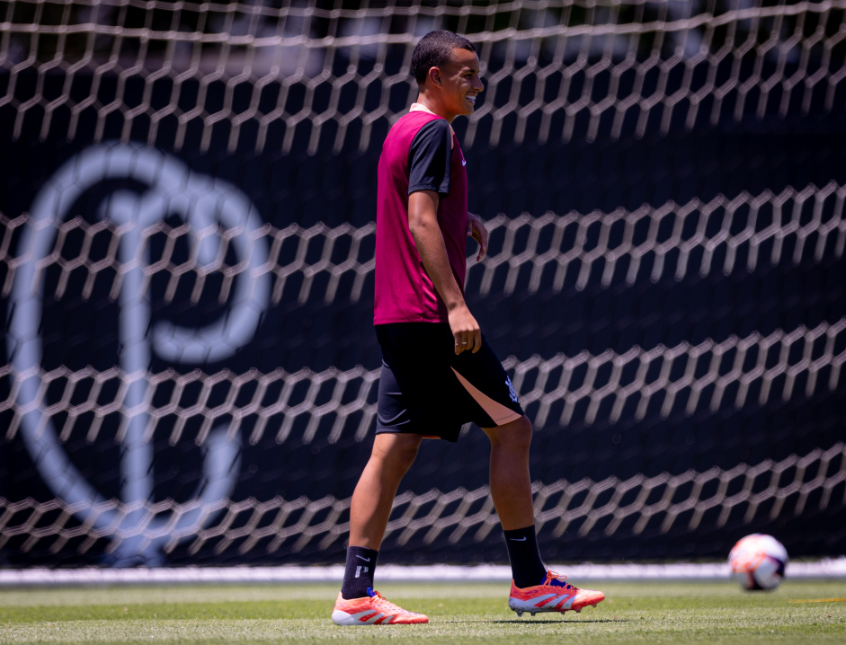 Gui Amorim treinando no Corinthians sob olhar da comissão técnica