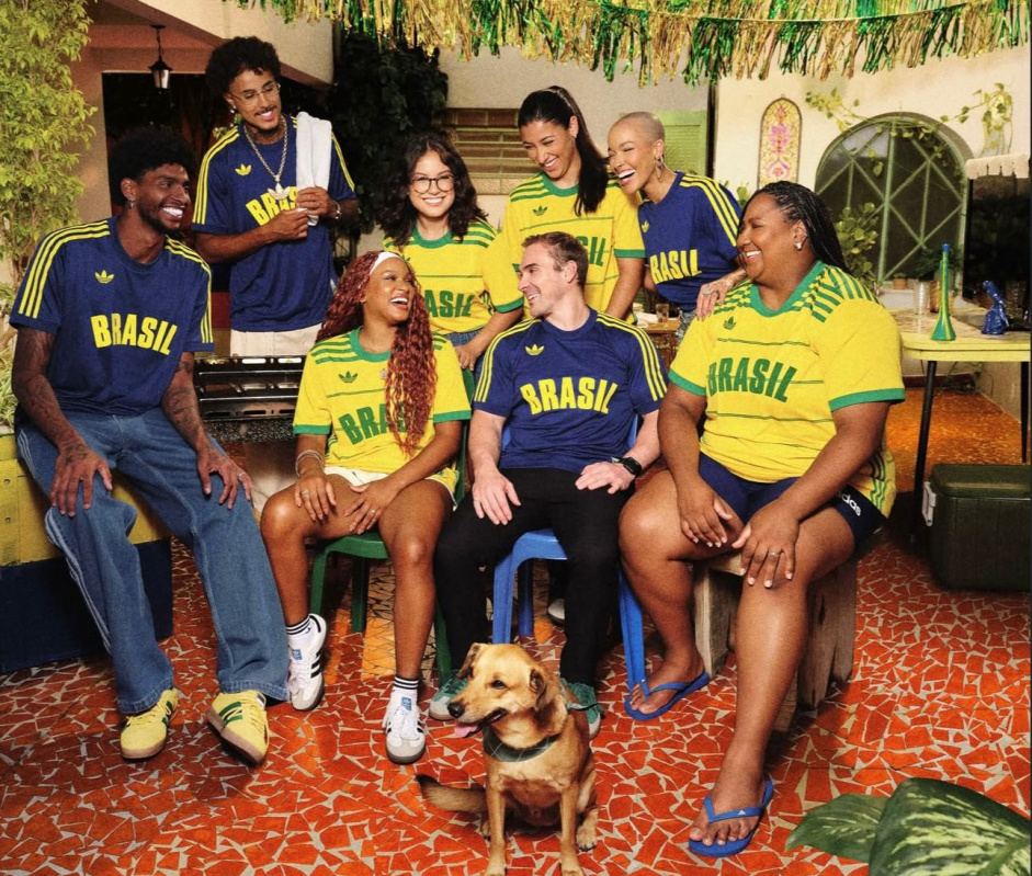 Hugo Souza e Duda Sampaio com os novos uniformes do COB