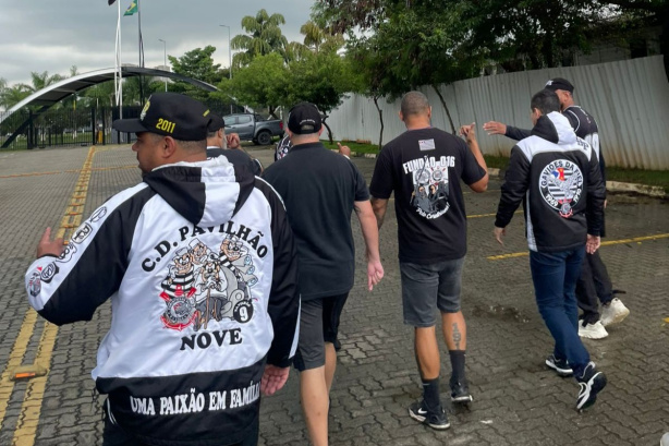 Organizadas do Corinthians se re�nem em frente ao CT e aguardam entrada para conversar com jogadores