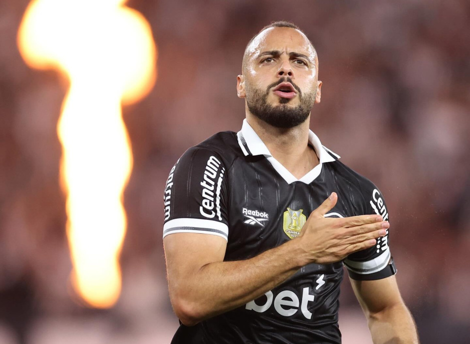 Marcelo Paz comenta sobre negociação por Arthur Cabral e se craque está vindo para o Corinthians