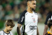 Meio-campista retorna como titular ap�s les�o e detona gramado sint�tico da Arena Cond�