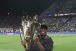 Ed�lson Capetinha segurando o trof�u da Supercopa do Brasil 2026