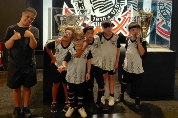 O Museu do Corinthians, localizado no Parque S�o Jorge, recebeu a visita de atletas do Chute Inicial Futsal Down, escola oficial do Tim�o