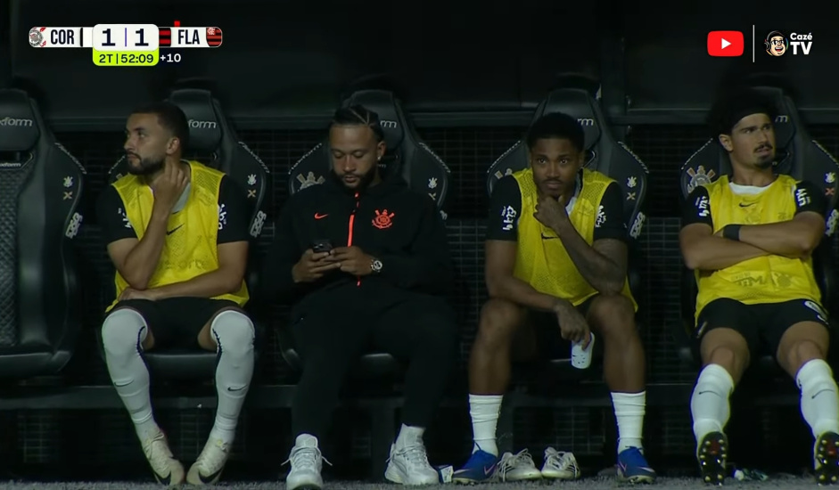 Memphis Depay explica uso de celular no banco do Corinthians