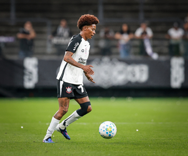 Jogadora do Corinthians faz desabafo e cobra respeito nas redes apĂłs sair aos prantos de campo