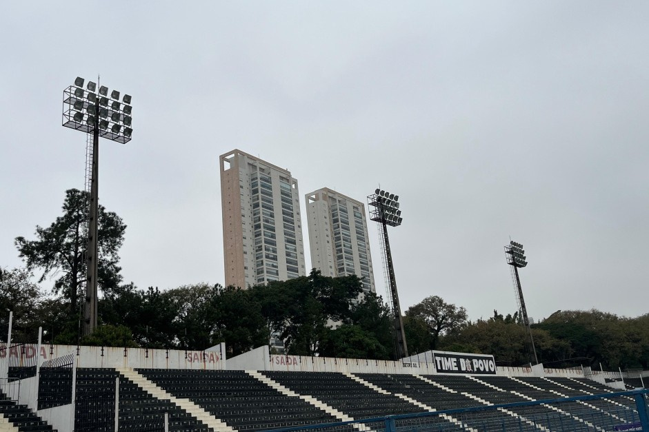 Corinthians continua troca de refletores e aguarda concluso de obra para liberao da Fazendinha Corinthians continua troca de refletores e aguarda concluso de obra para liberao da Fazendinha