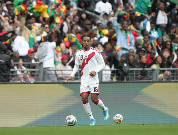 André Carrillo foi titular na estreia do técnico Mano Menezes, em Paris