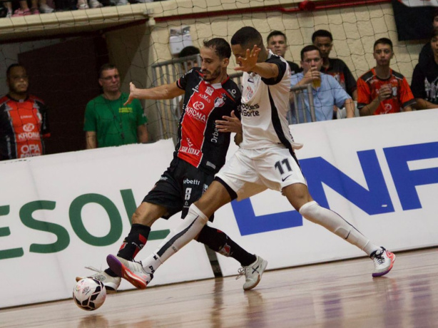 Corinthians é dominado pelo Joinville e perde na estreia da LNF