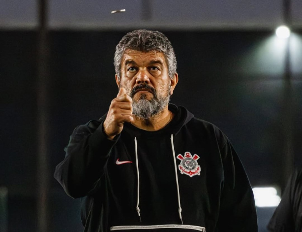 Diretor oficializa saída do Corinthians após divergências com presidente