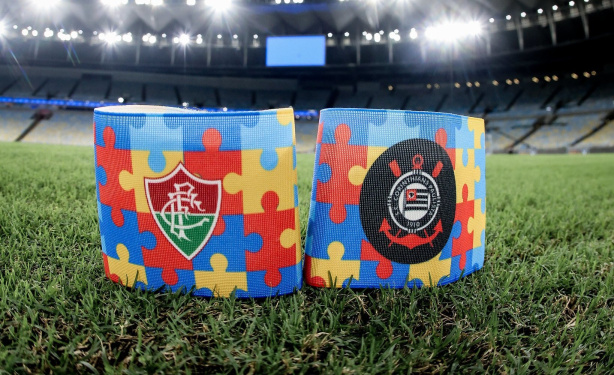 Corinthians e Fluminense entram em campo com itens personalizados em alusão ao Dia do Autismo