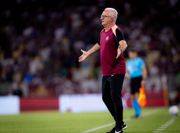 Torcedores do Corinthians fazem protesto contra Dorival e jogadores após derrota no Maracanã