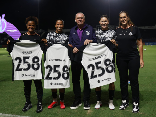 Zanotti e Vic Albuquerque recebem camisas e placas personalizadas por marca histórica no Corinthians