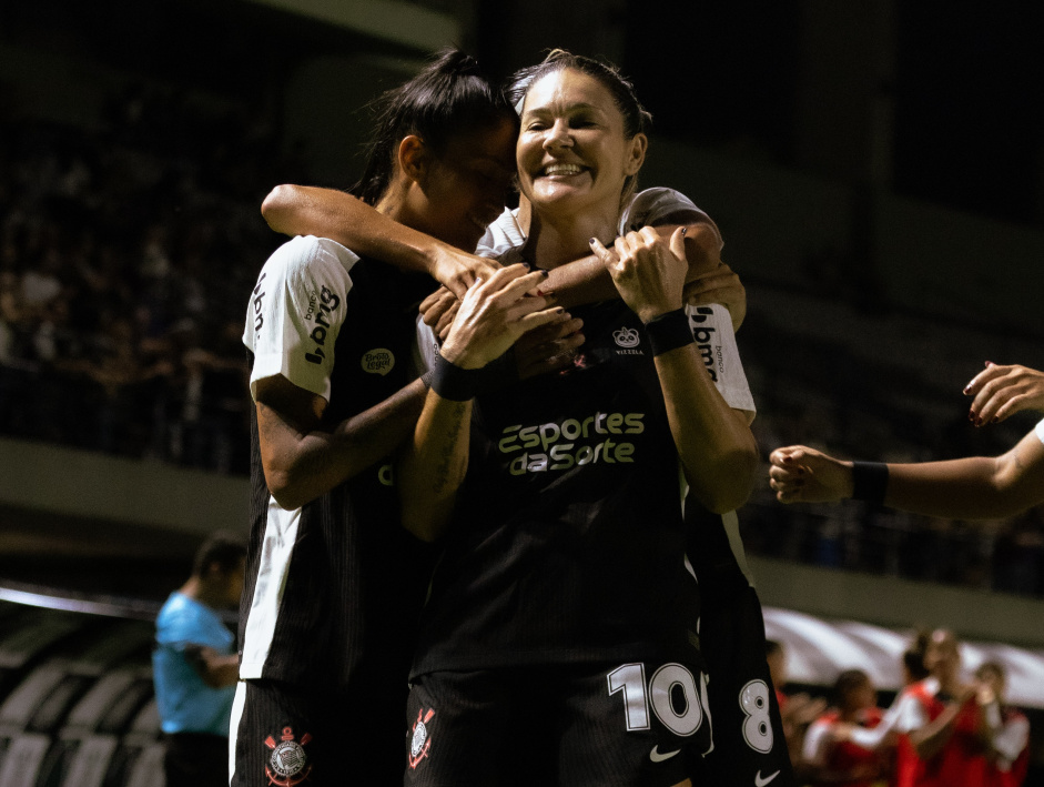 Corinthians goleia Red Bull Bragantino e assume a liderança do Brasileirão Feminino