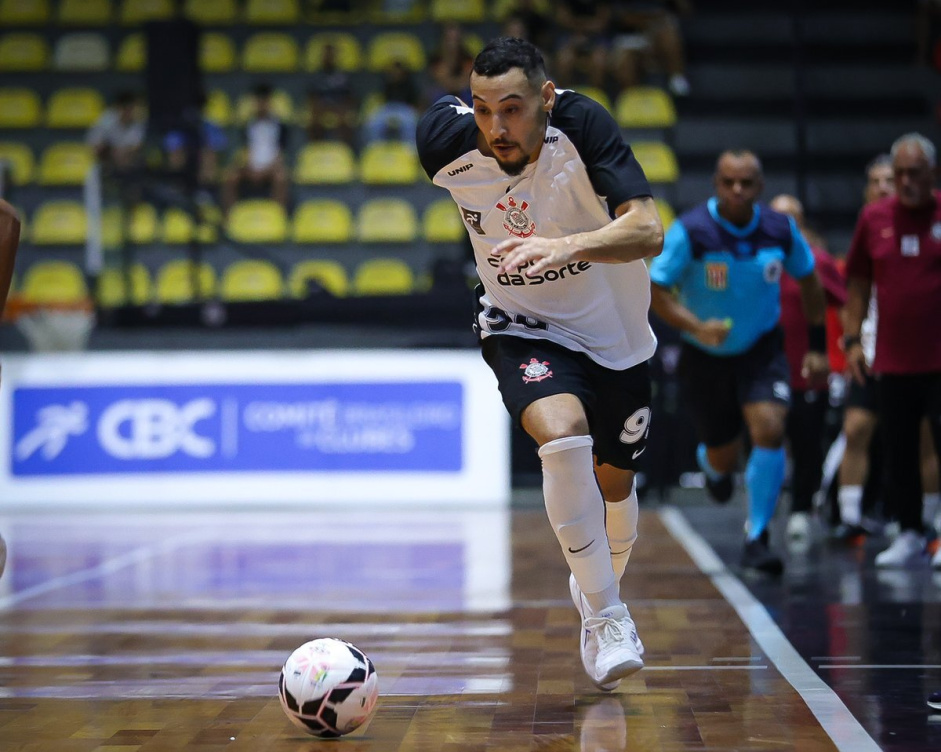 Fixo do Corinthians fala sobre novas lideranas no elenco e elogia atletas promovidos da base