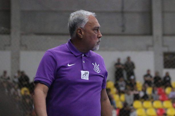 Técnico admite limitações financeiras no Corinthians, mas mantém meta ambiciosa na temporada