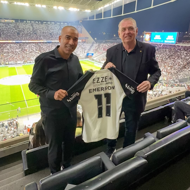 Corinthians presenteia herói da Libertadores durante visita na Neo Química Arena