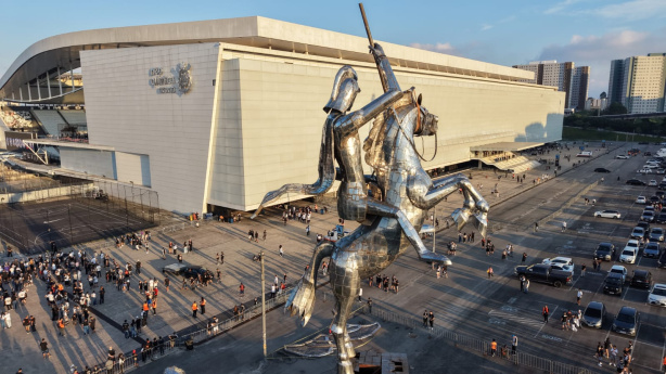 Estádio do Corinthians avança na instalação da estátua de São Jorge e se aproxima de inauguração