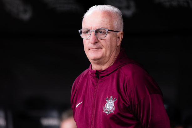Fiel cobra pouca criatividade do Corinthians e pede demissão de Dorival após derrota no Brasileirão