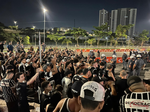 Torcida protesta contra jogadores do Corinthians e presidente da Gaviões desabafa sobre crise
