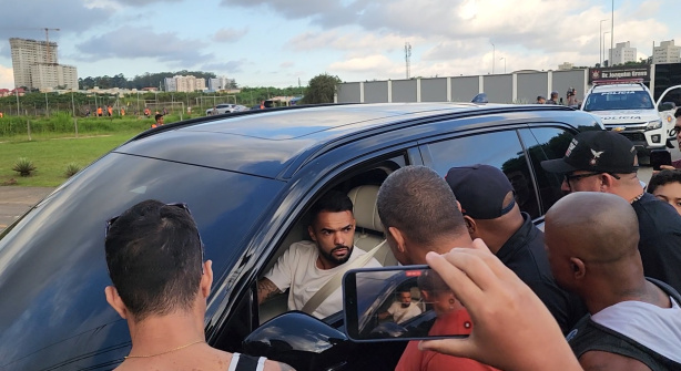 Jogadores do Corinthians são abordados por líderes da Gaviões na saída do CT Joaquim Grava