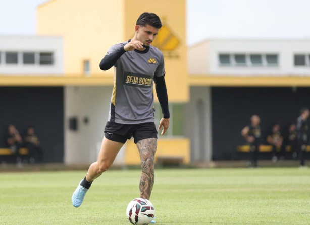 Lateral emprestado pelo Corinthians entra em campo pela primeira vez na temporada