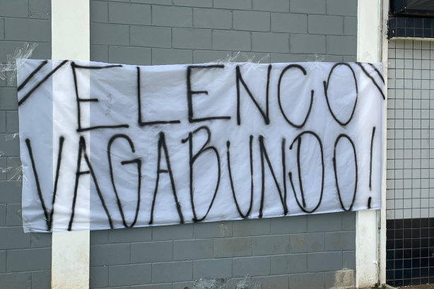 Organizada do Corinthians leva faixas ao CT e volta a parar carros de jogadores antes de treino