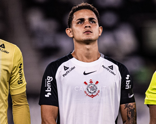 Volante do Corinthians celebra gol em empate no Brasileirão Sub-20
