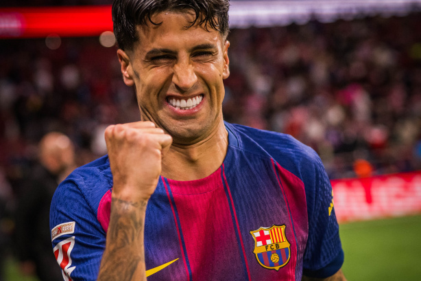 Lateral do Barcelona comenta má fase do Corinthians e volta a exaltar a Fiel: 'São especiais'