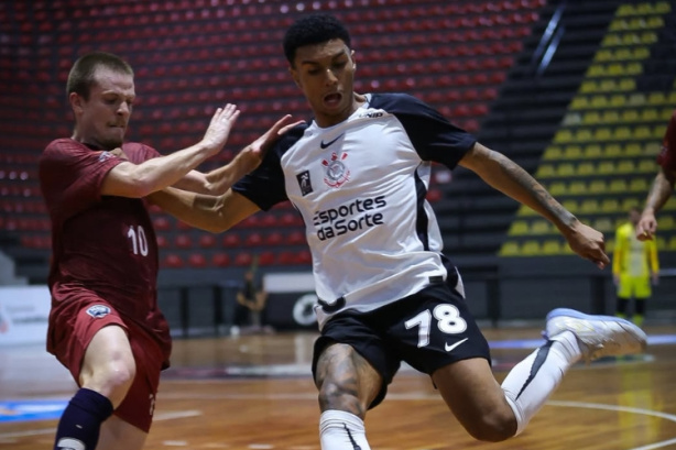 Joia da base do Corinthians estreia no profissional com assistĂŞncia em goleada sobre o Praia Grande