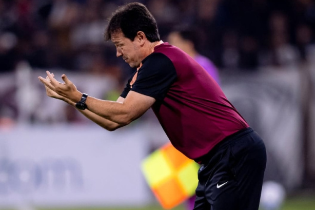 Diniz detalha ajustes no Corinthians em vitória na Libertadores e cita falta de tempo para treinos