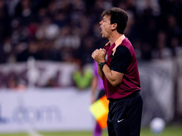 Fernando Diniz valorizou o resultado fora de casa e destacou a postura coletiva da equipe em um confronto considerado complicado
