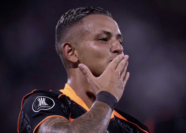 Atacante do Corinthians entra no pódio de artilheiros na temporada após vitória contra o Platense