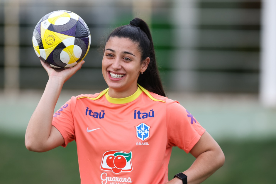 Jogadoras do Corinthians entram em campo pela Seleo na estreia do Fifa Series; veja onde assistir