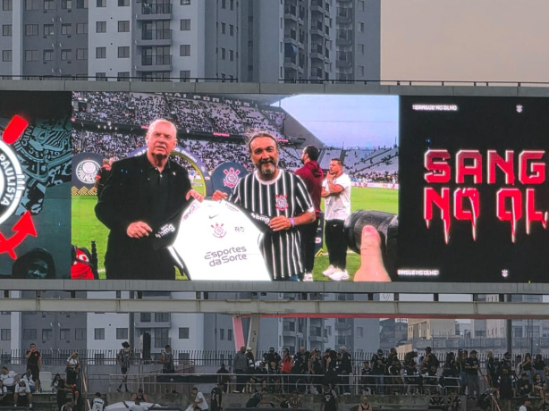 Corinthians homenageia escultor responsável por estátua de São Jorge antes do Dérbi pelo Brasileirão