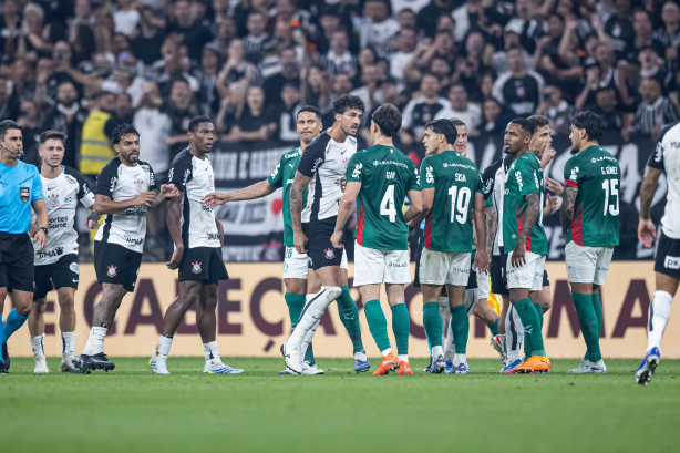 Corinthians se segura com dois a menos e empata Dérbi truncado pelo Brasileiro