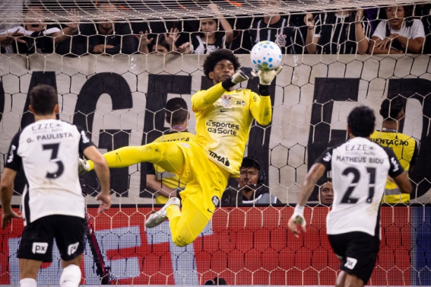 Goleiro do Corinthians exalta postura no Dérbi e destaca defesas importantes