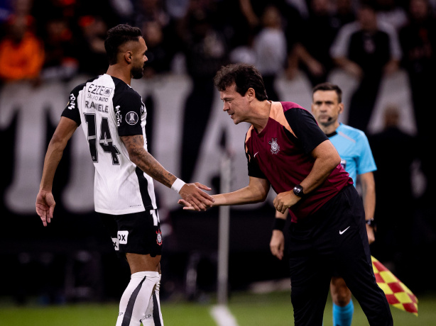 Volante do Corinthians destaca solidez defensiva e projeta evolução sob comando de Fernando Diniz