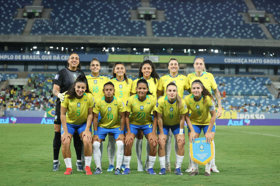 Jogadoras do Corinthians entram em campo pela Fifa Series e duelos na Liga das Naes