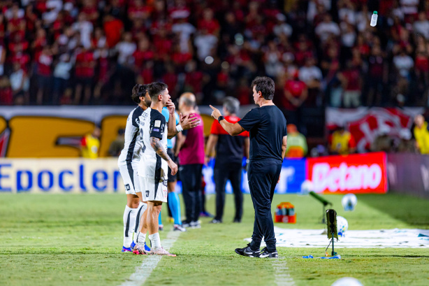 Corinthians figura na zona de rebaixamento do Brasileirão após empate com o Vitória