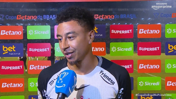 Meia do Corinthians comemora gol marcado e valoriza atuação coletiva em vitória na Copa do Brasil