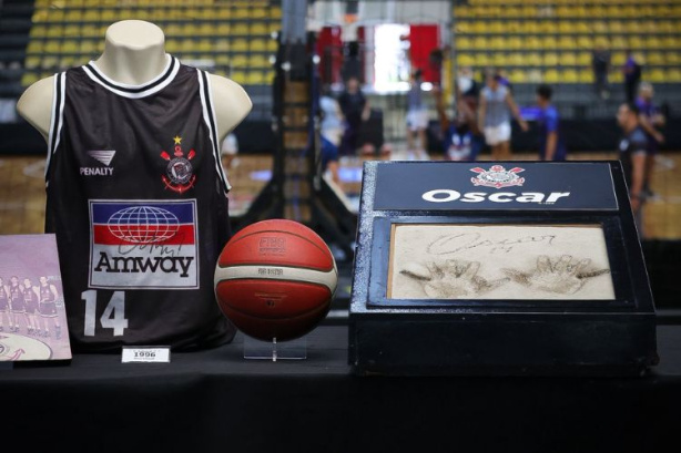 Confira como foi a homenagem do Corinthians a Oscar Schmidt antes de vitória no NBB